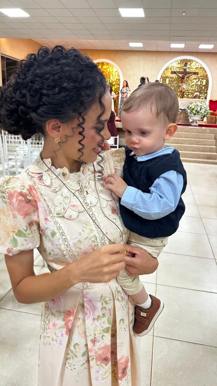 Milkhia com seu filho Tomás no colo